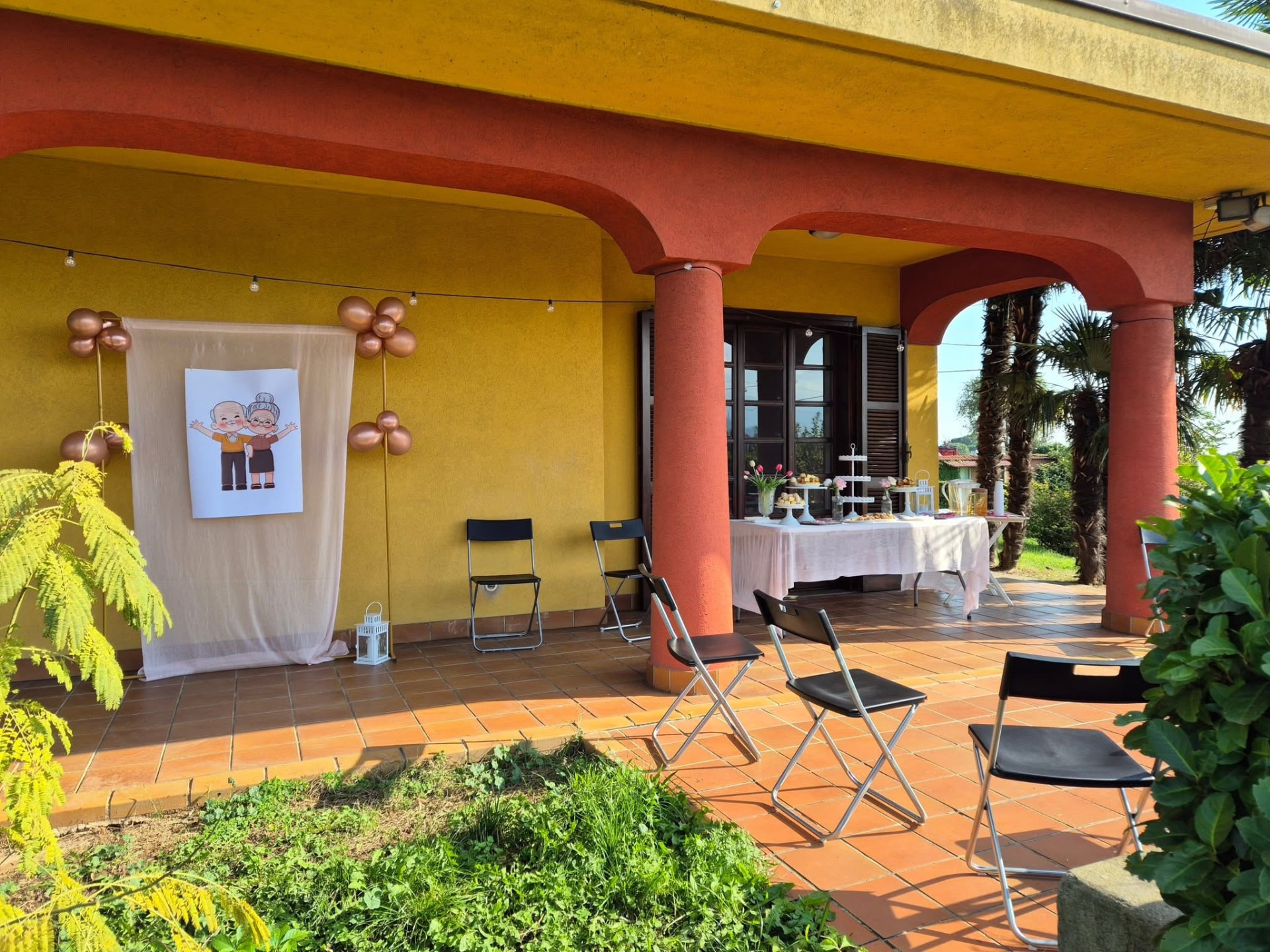 Spazio esterno allestito per la festa dei nonni
