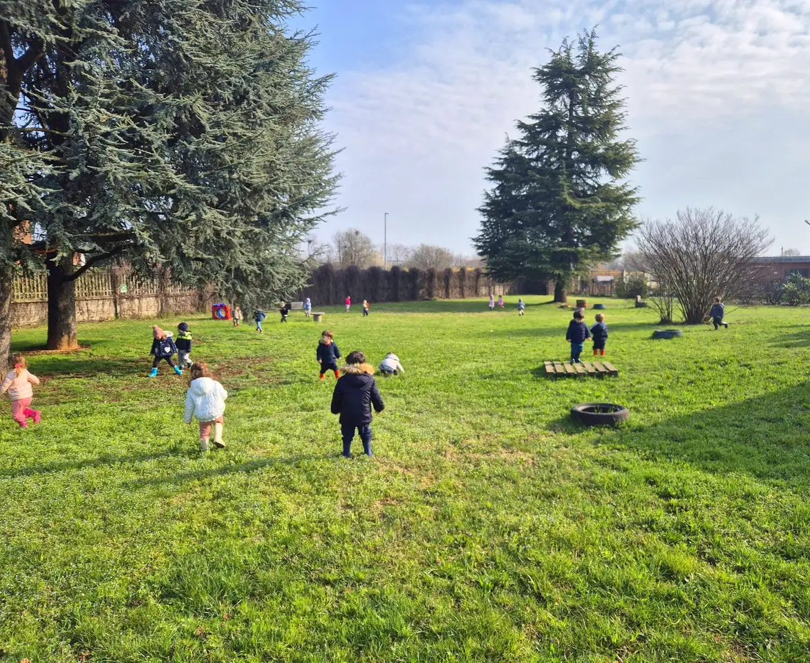 Bambini corrono e giocano nel grande giardino del nido
