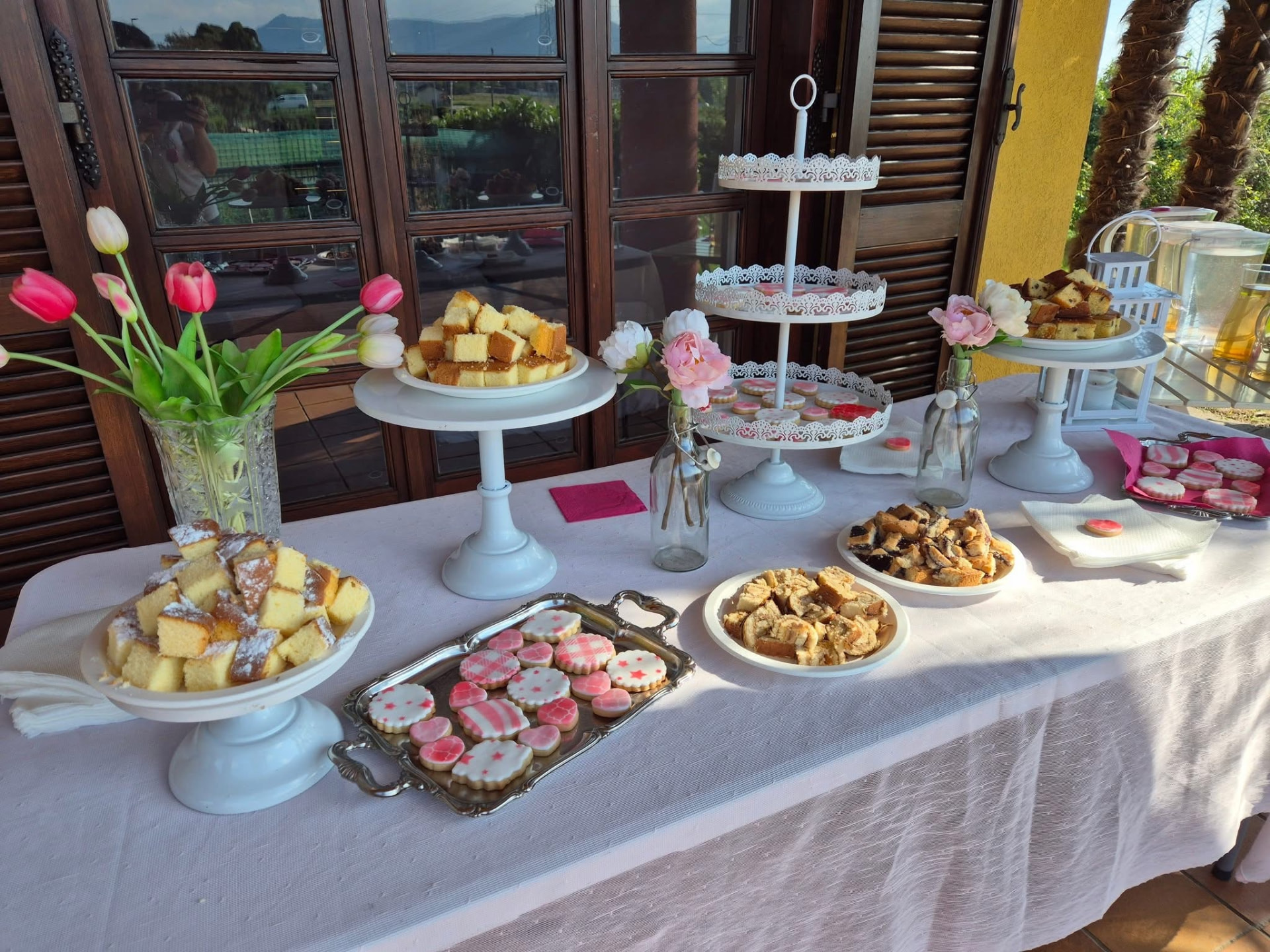 Tavolo con dolci preparati per la festa del nido
