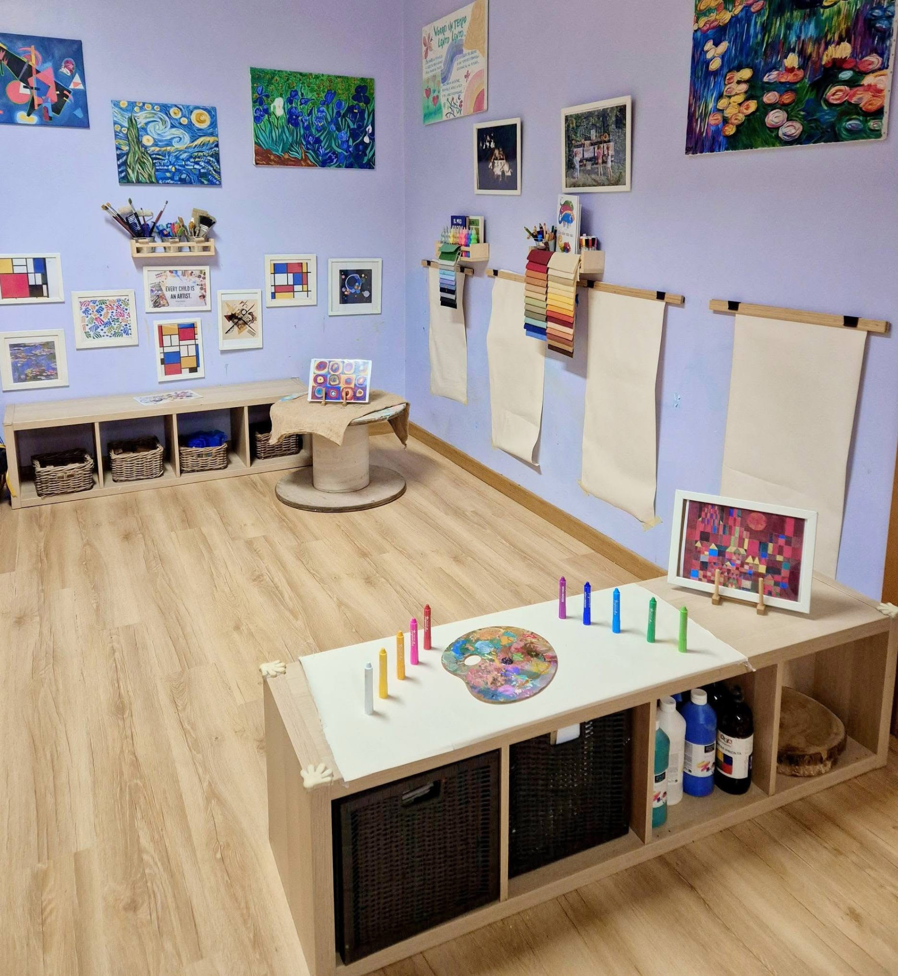 L'atelier del nido con opere d'arte e materiali per dipingere
