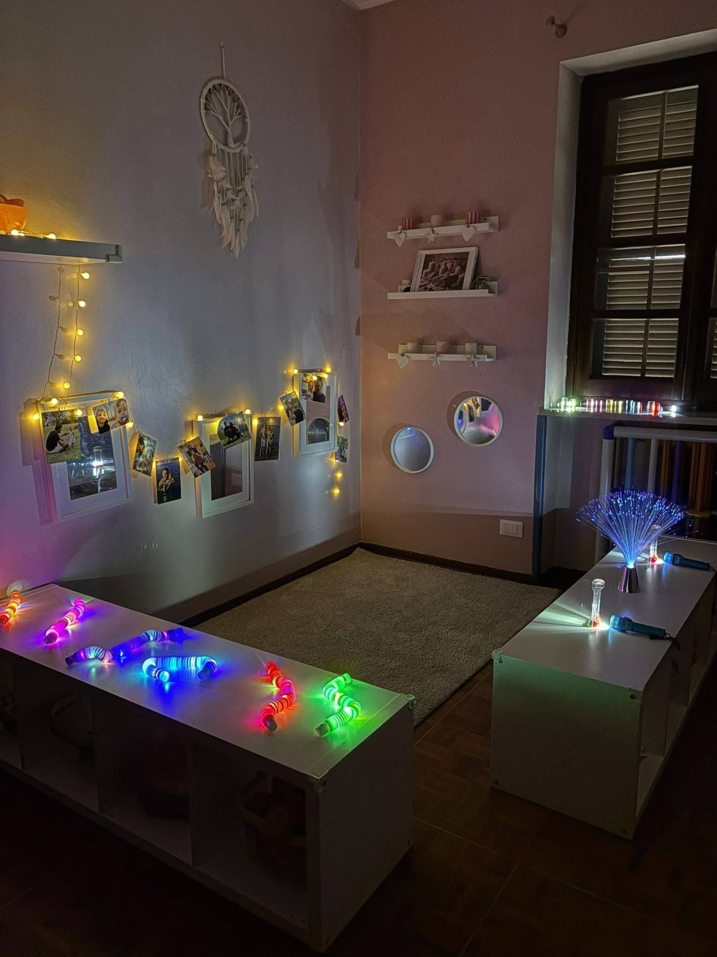 Stanza sensoriale con luci colorate e fotografie